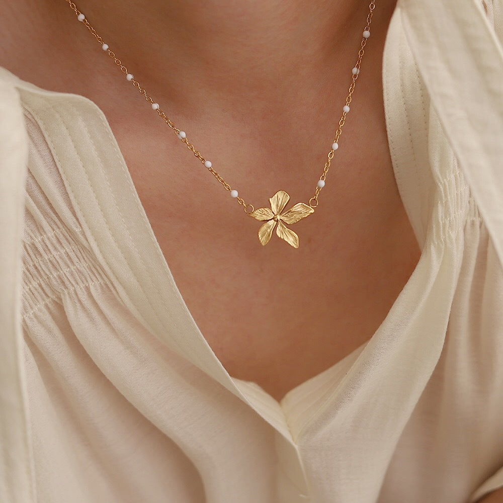 Flower Shape Pendant Necklace