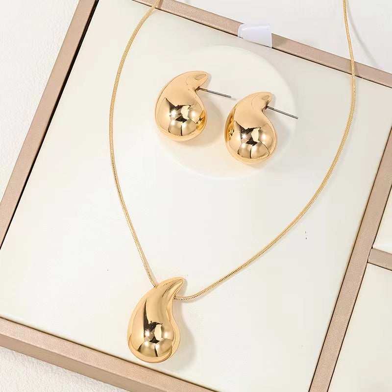 Baroque Style Pendant Set
