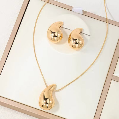 Baroque Style Pendant Set