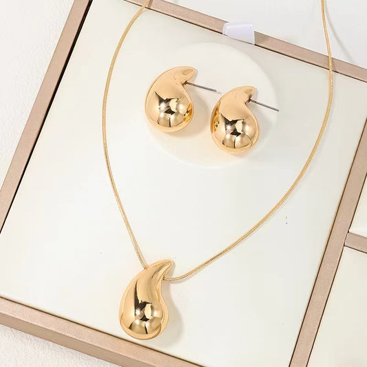 Baroque Style Pendant Set