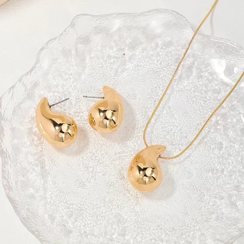 Baroque Style Pendant Set