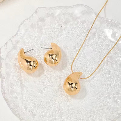 Baroque Style Pendant Set