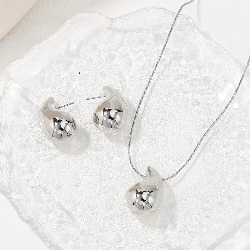 Baroque Style Pendant Set