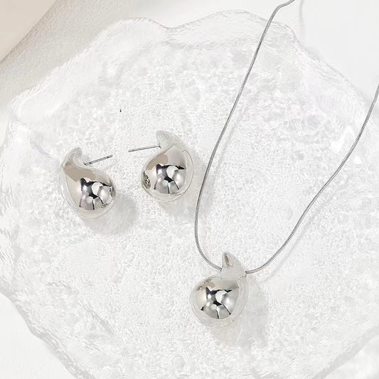Baroque Style Pendant Set