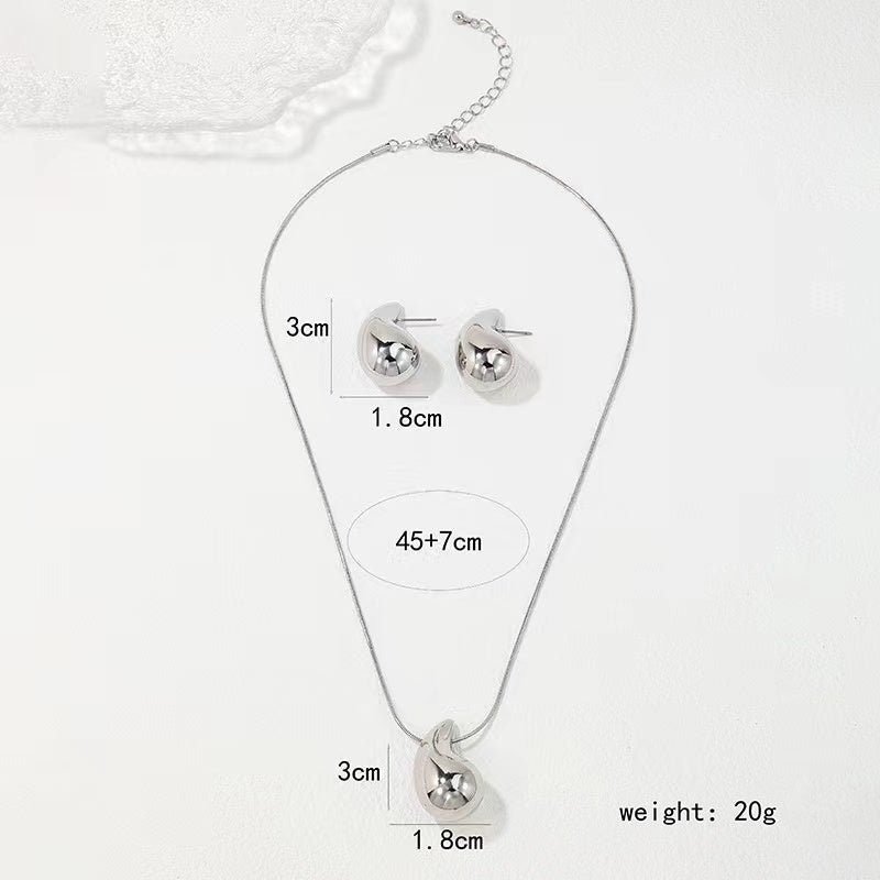 Baroque Style Pendant Set
